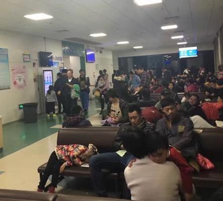 「你的育儿经」凌晨的儿童医院急诊室，像一面照妖镜，把成年人的体面全粉碎了