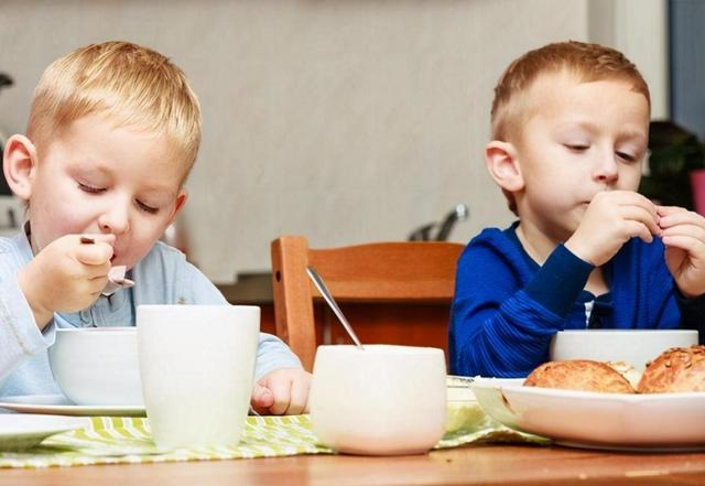 6岁女孩脾肾功能衰竭，医生：娃吃的全是垃圾，家长不自知吗？