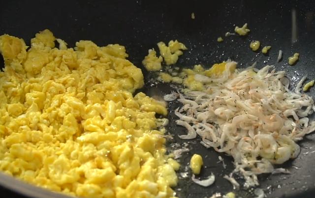 冬天就爱吃这馅的包子，不发面不烫面，皮薄馅足，一次至少吃4个