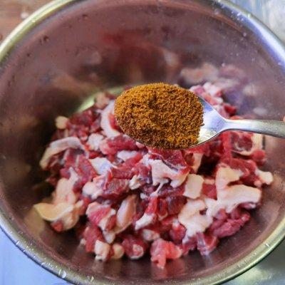 简单易做的#家庭烤箱版羊肉串#，让人吃了还想吃