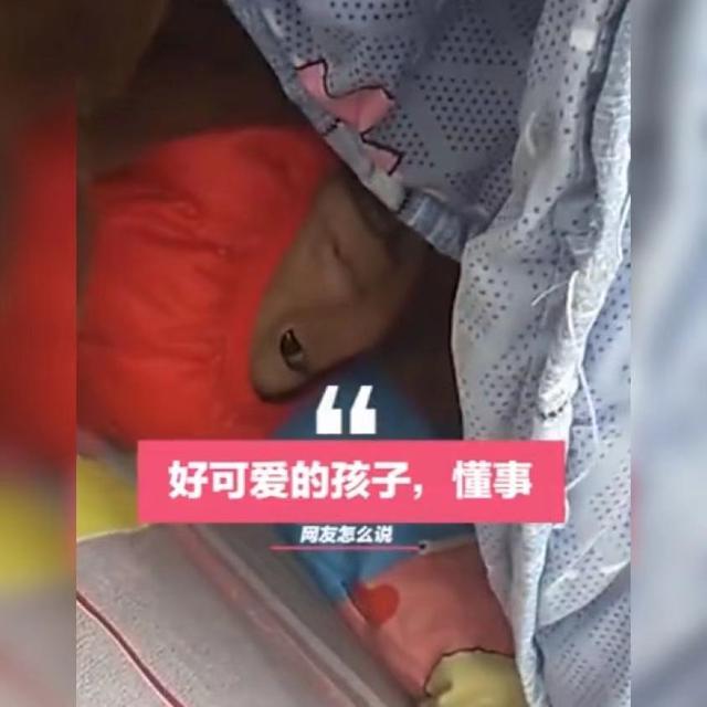 小男孩寒风中裹棉被陪妈妈卖糖葫芦惹人心疼，网友：妈妈陪就幸福