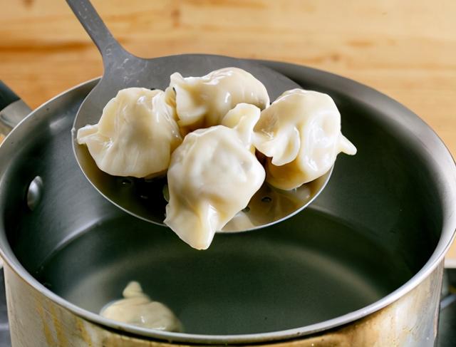 东北特色酸菜馅饺子，学会调馅的正确方法，饺子鲜嫩多汁味道佳