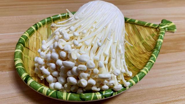 教你营养好吃的油菜扒金针菇，简单易做又美味解馋，让人食欲满满