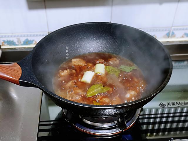 红焖羊肉加两样食材，不腥不膻，羊肉酥烂汤醇厚，味美解馋又暖和