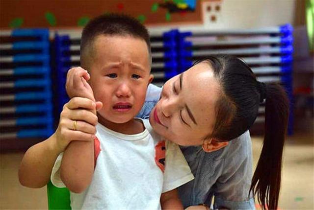 家有男孩，父母再生气也别和孩子说这几句话，小心一语成谶