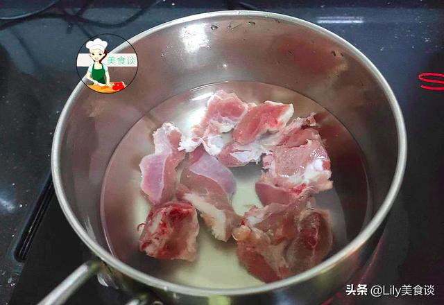 炖鱼汤时，加入一小块粉葛，原来好处这么多，冷天吃它营养不上火