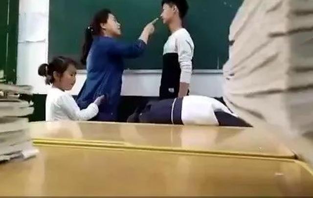 三年级孩子吵架，妈妈找到学校“咒骂”，10岁女孩含泪说出真相