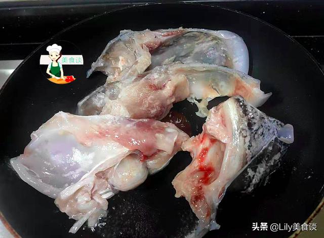 鱼头芋头煲此做法，鲜美滋补，营养高热量足，冷天吃它暖胃又暖身