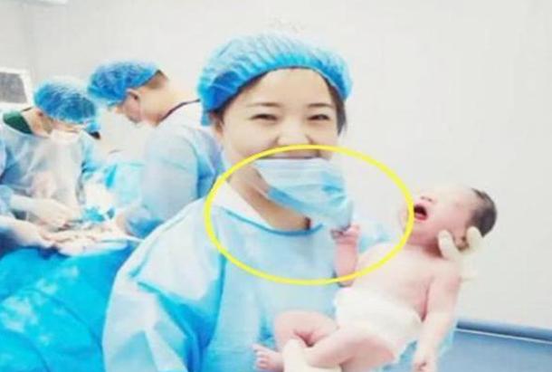 [超级宝妈]“猴急宝宝”走红，一出生就扯下美女护士的口罩，网友：看得清吗