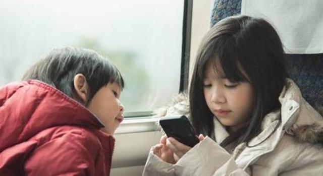 “妈妈，我想玩手机”，两个妈妈的教育，决定了孩子未来的性格