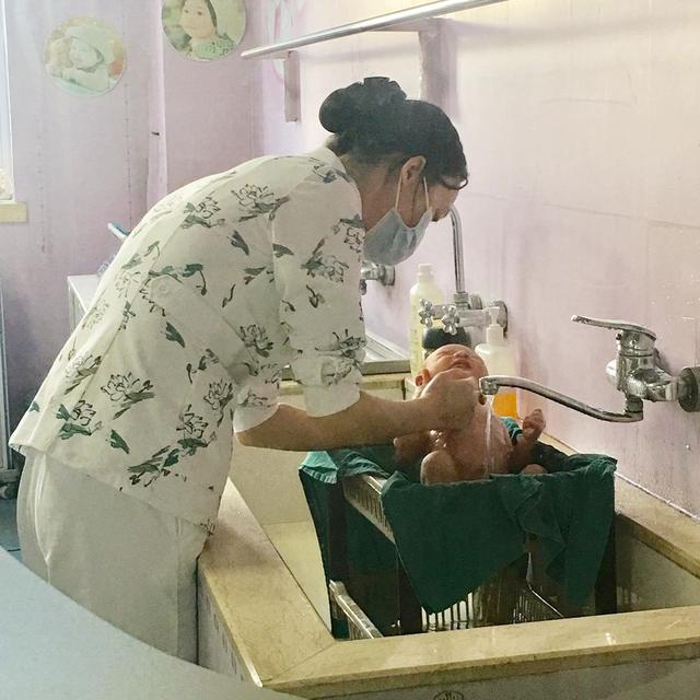 「天使宝贝」照顾新生儿需要抓重点，4个小知识了解一下，宝宝成长身体健康
