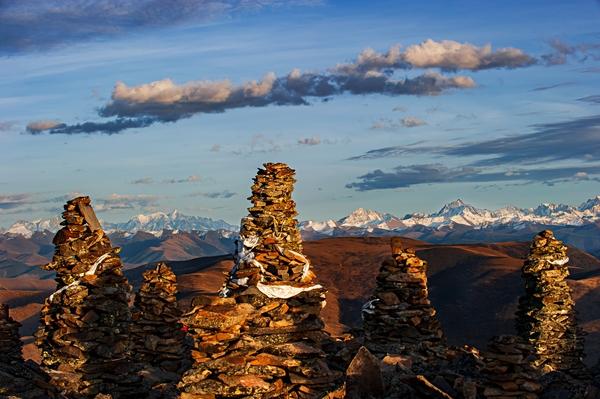#旅行百事通#夕阳映照下的贡嘎山,让人在净化之中升华灵魂