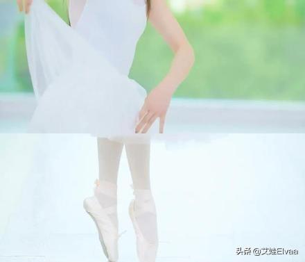 时尚迪科郑爽活该火首次跳芭蕾舞，穿白裙秀“漫画腿”比女团还美，真拉风