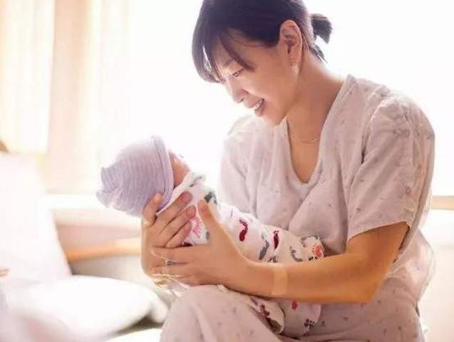 「超级宝妈」“最社会新生儿”火了,刚出生就急着与妈妈握手,网友:母子连心