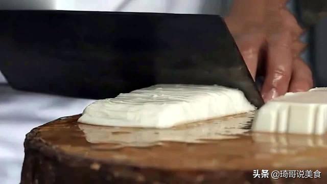 “世界级”切豆腐大赛，日本厨师切出菊花，中国：见过蒲公英吗？