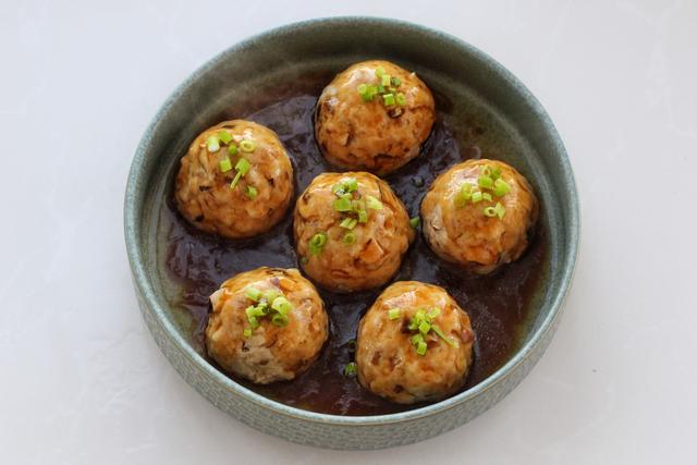 肉丸子不用油炸，蒸一蒸就上桌，香嫩好吃营养不流失，老少皆宜