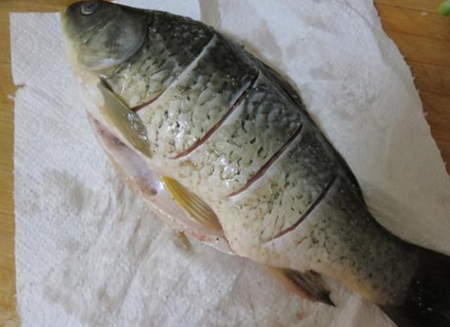 不管炖什么鱼汤，牢记这4点，保证炖出来的汤奶白鲜美无腥味