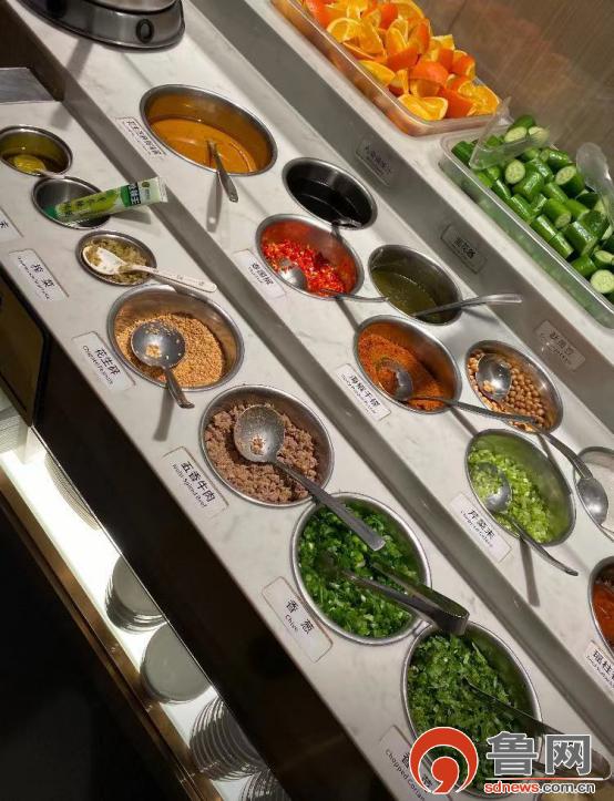 人造肉|海底捞去年净利下降九成 把牛肉粒换成人造肉”，网友“炸了锅”