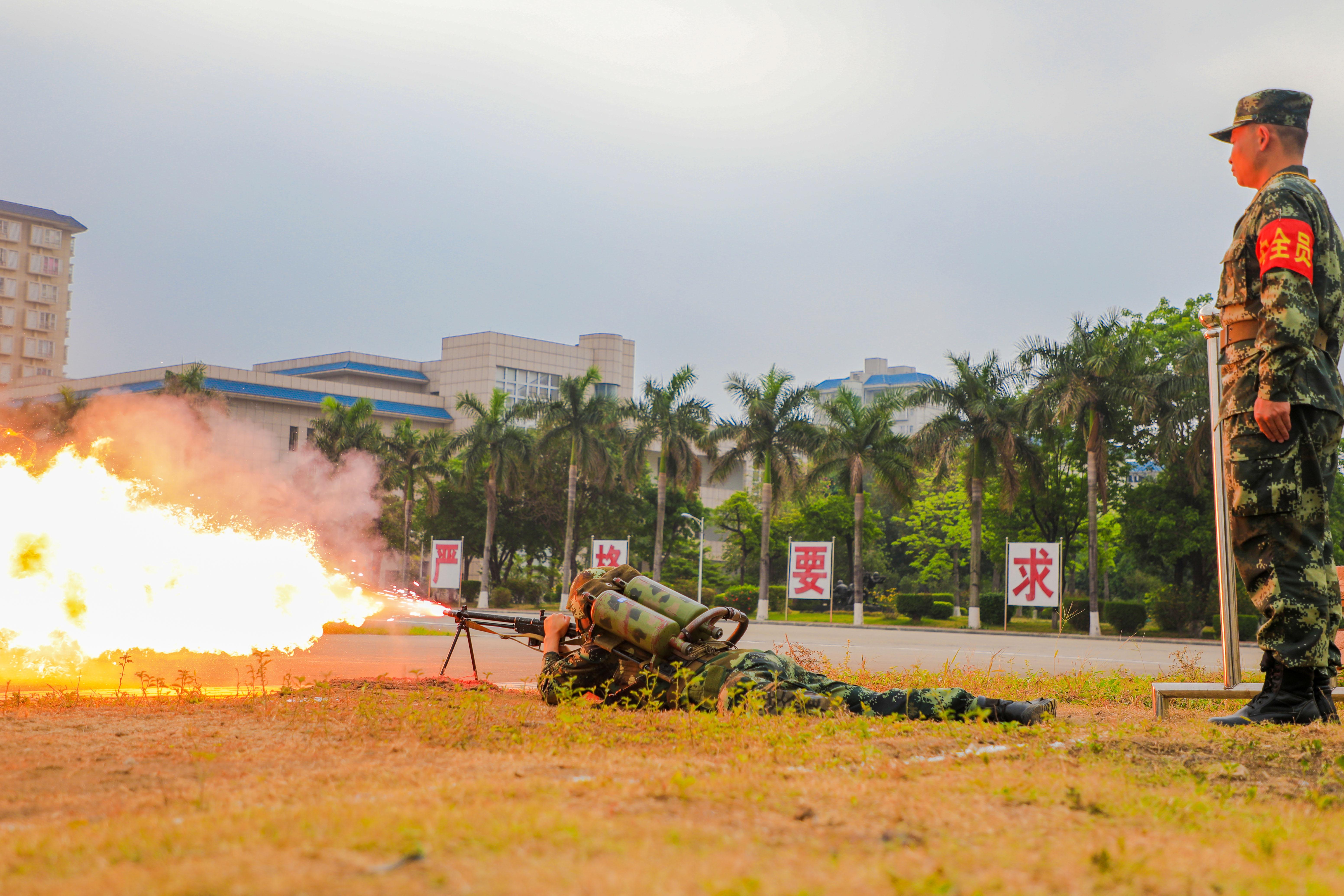 多角度实拍武警防化兵喷火训练