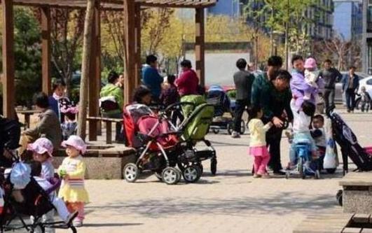 【你的育儿经】49岁妈妈溜娃偶遇49岁奶奶，二人差距明显，网友：高龄二胎伤不起