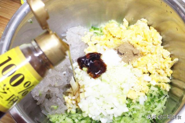 冬天，青萝卜外皮营养极高，扔了太可惜了，做成饺子吃，特别香