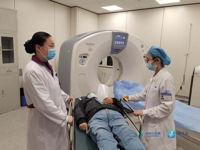 老人|八旬老人独自就医突然摔倒 江苏省人民医院医护团队火速救治化险为夷