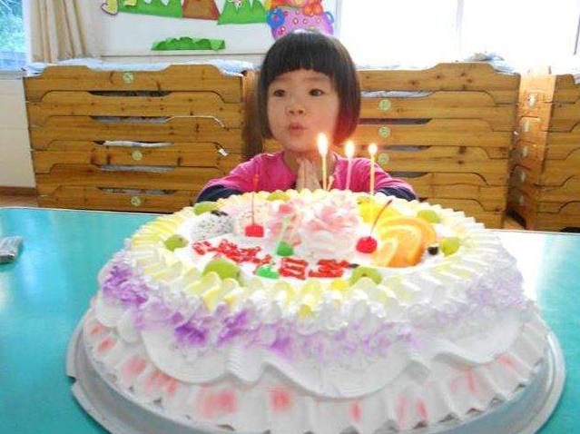 超级宝妈@4岁女儿过生日，老师特意嘱咐买“双层蛋糕”，宝妈听了一头雾水
