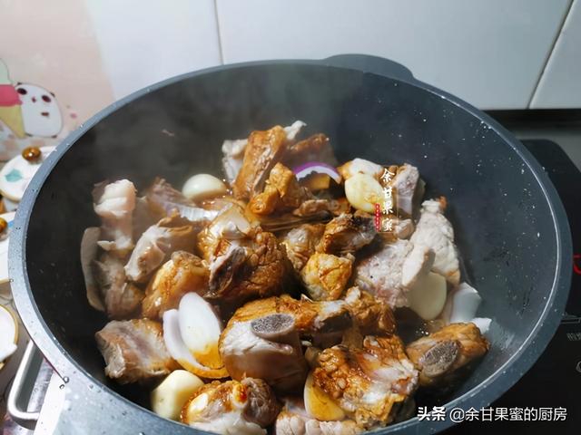 芋头炖排骨，咸鲜软糯，有肉有粗粮，做法也简单