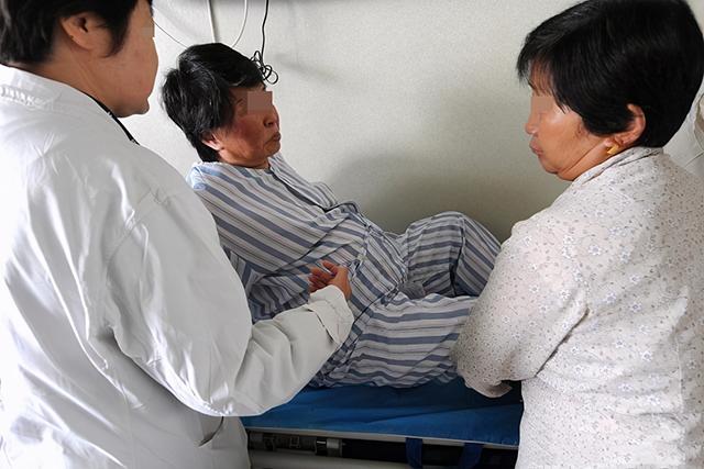 小班妹妹上幼儿园大哭，大班哥哥听后迅速来哄，兄妹情深让人感动