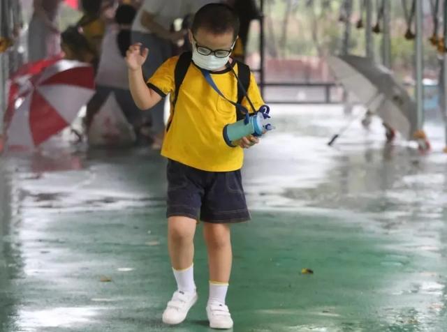 超级宝妈|谁说下雨天不能进行室外活动，这家幼儿园别出心裁做到了