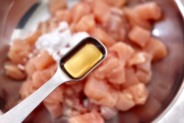 鸡胸肉只能做炸鸡排才好吃吗？教你1道双椒鸡丁，低脂营养，特香