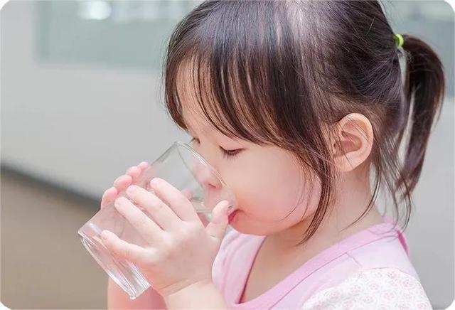 你的育儿经▲美赞臣新妈妈读本：宝宝拉不出？「多喝水」没用，这样做才有用！