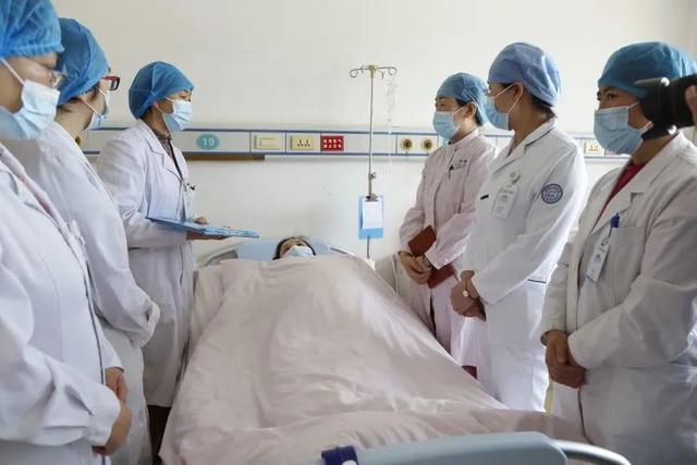 妊娠|青岛40岁高龄产妇生下三朵金花！一卵三胎…极为罕见！产前好一个惊心动魄…