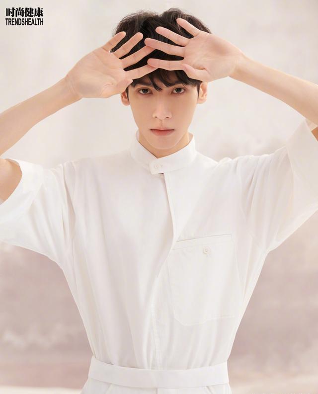 冷无情|罗云熙新刊封面挑战全白造型，清新感十足，化身温润如玉的少年