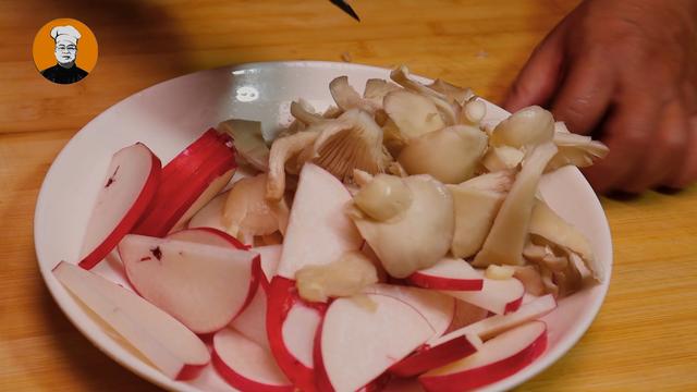 入冬后要多吃鱼，教你懒人做法，用料简单味道好，出锅连汤都不剩