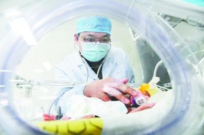 萱萱|出生24天巴掌宝宝放大镜下“补心”