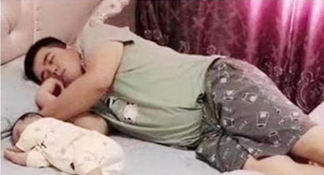 [你的育儿经]宝爸一觉醒来，第一时间去探宝宝鼻子，宝妈看到这一幕感动不已