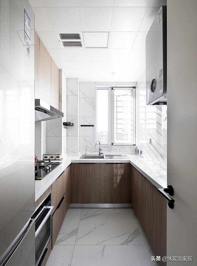 看完她家，我承认越简单越好看，大白墙配原木家具，室内清爽明亮