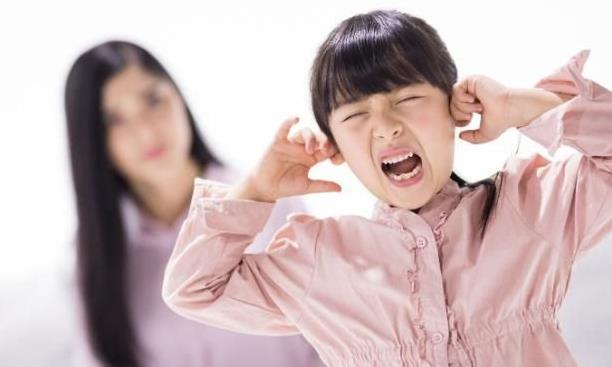 温柔大叔|在爸妈的“冷水”中热烈地生存,你给娃的教育,是泼冷水式的吗?