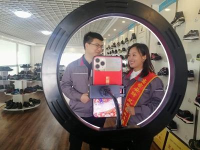 [大众日报]高密“云”直播带动“云”销路，2万多名国内外采购商在线洽谈业务
