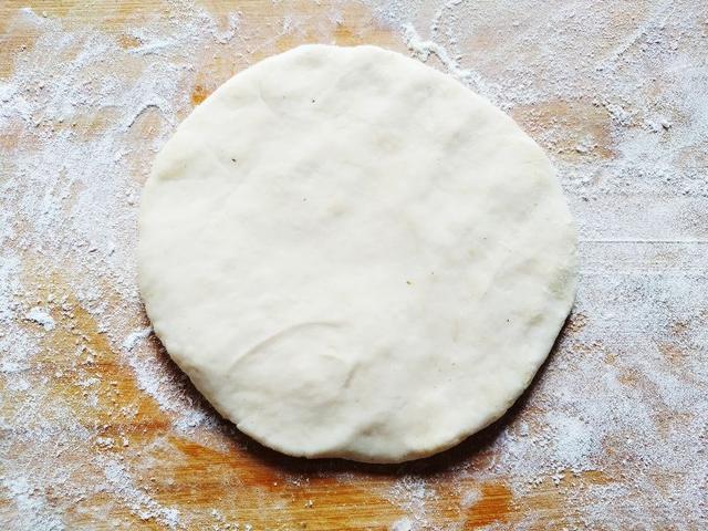 烙饼最忌“揉”，老妈用了几十年烙饼的方法，柔软多层，久放不硬