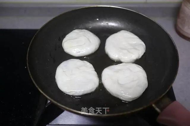 牛肉酥饼：外皮酥脆，肉馅香嫩有滋味