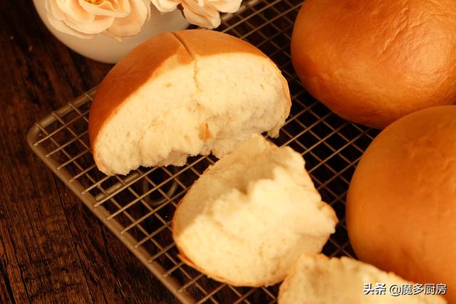 太香了，刚出炉的一盘大馒头，外焦里嫩，孩子们说比蒸的更好吃