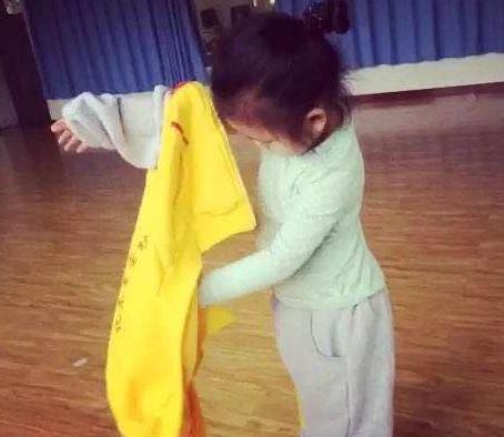 「你的育儿经」孩子裤子里拽出一物，笑翻幼儿园老师，网友：爸爸等着跪搓衣板吧