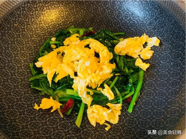 菠菜，为什么要用开水烫？很多人没弄清楚，难怪颜色发黑还不健康