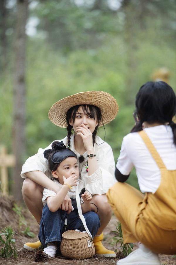 中国网|《奇妙小森林》郑爽草帽造型带娃 彩绳编发少女感十足