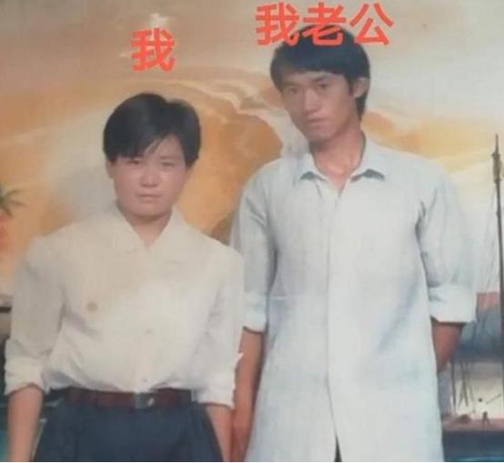 「你的育儿经」“妈，你当年跟我爸拜把子吗”？网友晒出父母的结婚照，当场笑抽