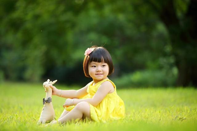 超级宝妈|奶奶一次给娃几百元的零花钱，妈妈却很生气：孩子的金钱观已被毁