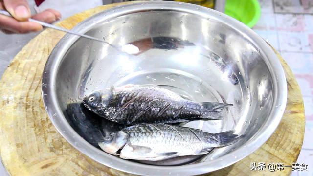 「吃天下」学会这道黄焖鲫鱼汤，孕妇小孩喝了身体倍儿棒