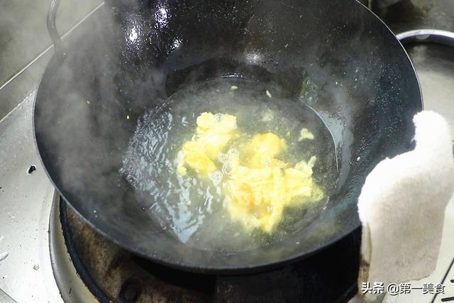 吃天下：月子必备的下奶神器——鲫鱼豆腐汤，再也不用为孩子吃不饱而烦恼
